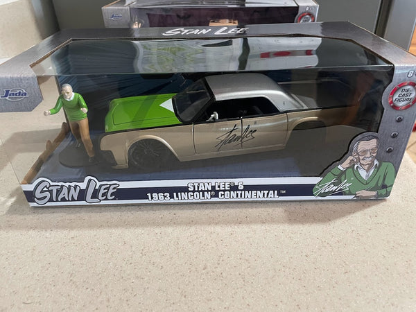 ミニカー 1963 LINCOLN CONTINENTAL w/ STAN LEE Amazon.com: Jada Toys Stan Lee 1:24 1963 Lincoln Continental